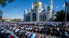 Sejumlah muslim Rusia melaksanakan salat Idul Fitri di luar masjid di pusat kota Moskow, Selasa (5/7). Perayaan Idul Fitri 1437 H di Rusia jatuh pada hari ini. (Alexander UTKIN/AFP)
