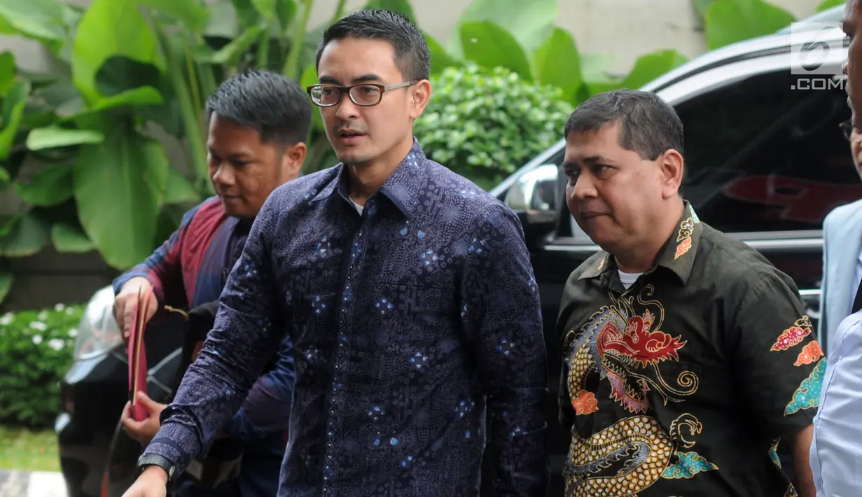 Gubernur Jambi Zumi Zola berjalan memasuki Gedung KPK untuk memenuhi panggilan penyidik, Jakarta, Senin (9/4). Zumi Zola diperiksa sebagai tersangka kasus dugaan penerimaan gratifikasi sejumlah proyek di Provinsi Jambi. (Merdeka.com/Dwi Narwoko)