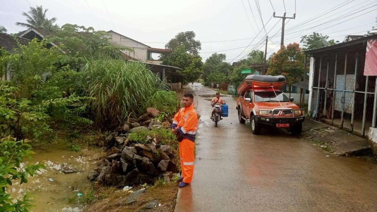 Banjir Pandeglang Berangsur Surut, Warga Mulai Bersihkan Rumah