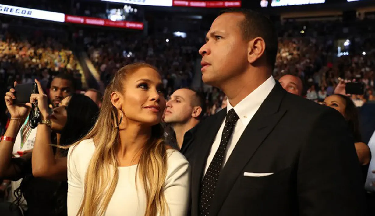 Bukan hanya cantik dan bersuara emas, Jennifer Lopez juga berhati mulia. Kekasih Alex Rodriguez ini sangat tersentuh hatinya ketika melihat para korban bencana badai Maria di Puerto Rico. (AFP/Christian Petersen)