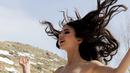 Model berpose mengenakan lingerie dalam peragaan busana yang merupakan bagian dari Festival Ski dan Mode di resor ski Faraya, dekat Beirut, Lebanon, Minggu (4/3). Pemandangan pegunungan bersalju menjadi latar belakang fashion show itu. (ANWAR AMRO/AFP)