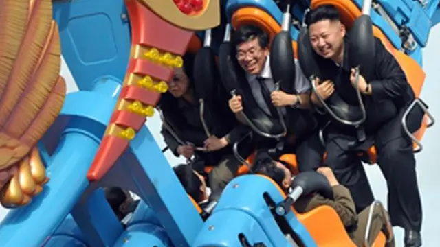 Penampakan pemimpin Korea Utara Kim Jong-un yang sedang naik wahana roller coaster di Pleasure Park pada tahun 2012 (AFP)
