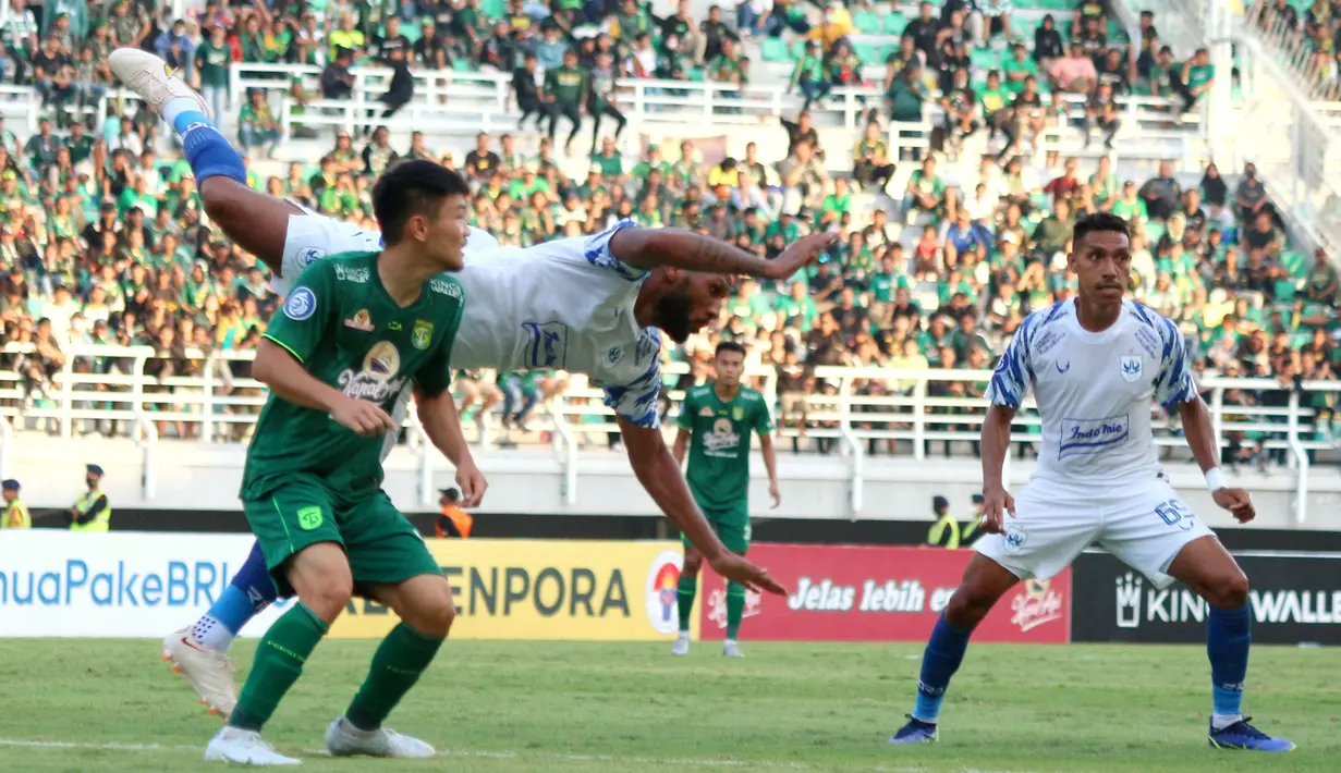 <p>Nama kedua ada bek tangguh asal Inggris, Alie Sessay. Penampilannya yang solid membuat Persebaya hanya mengalami kekalahan sebanyak enam kali dan berhasil finis di peringkat keempat klasemen BRI Liga 1 2021/2022. Ia juga beberapa kali dipercaya oleh Aji Santoso sebagai kapten tim waktu itu. (Bola.com/Wahyu Pratama)</p>