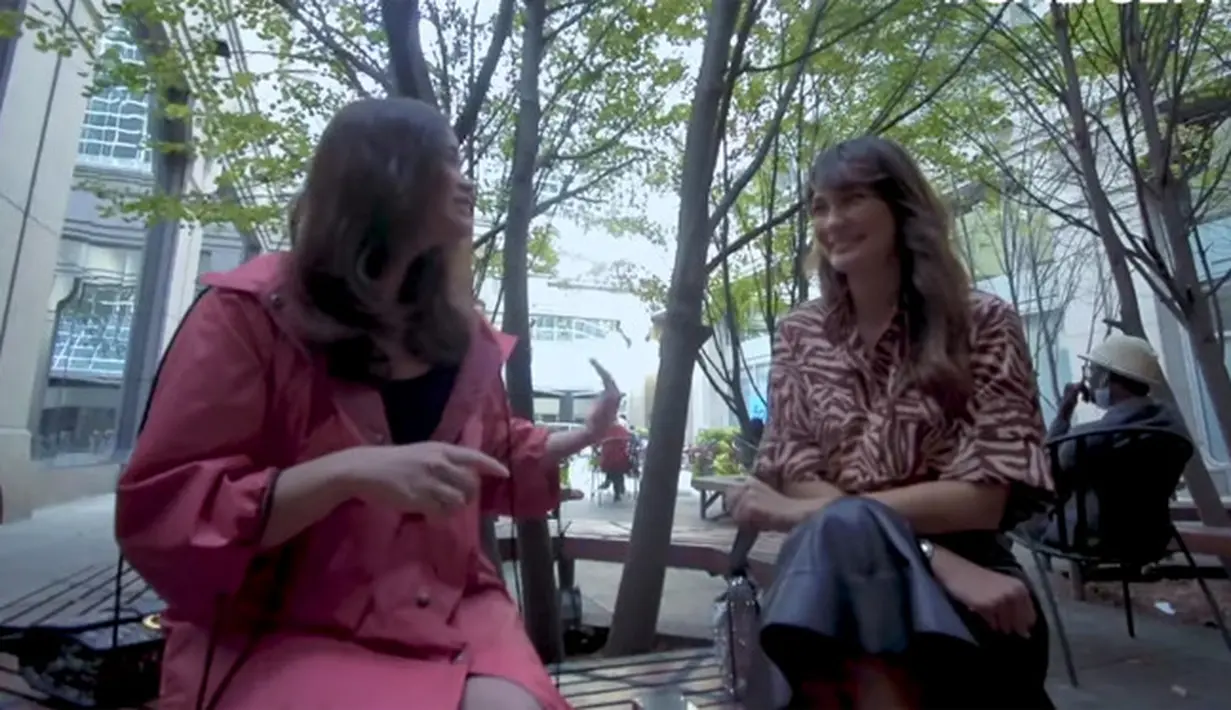 "Jadi ya ya sudah aku cuma mengerti karena kan duitnya buat aku juga, jadi ada give and take, enggak bisa temenin tapi dapat duit belanja," kata Olivia Allan sambil tertawa. (Youtube/Luna Maya)