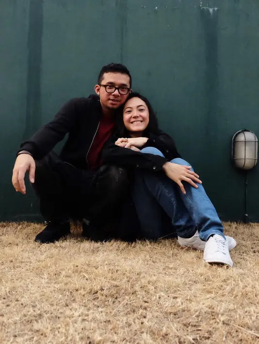 Menurut undangan yang beredar, pasangan ini akan meresmikan hubungannya di Sport Center Alam Sutera, Tangerang Banten. Akad akan dilaksanakan sore dan malam dilanjutkan resepsi. (Instagram/popsovia)