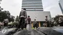 Petugas Kepolisan mempersiapkan tamengnya di halaman Balai Kota, Jakarta, Jumat (4/11). Jelang demonstrasi , pengamanan Balai Kota ditingkatkan. (Liputan6.com/Yoppy Renato)