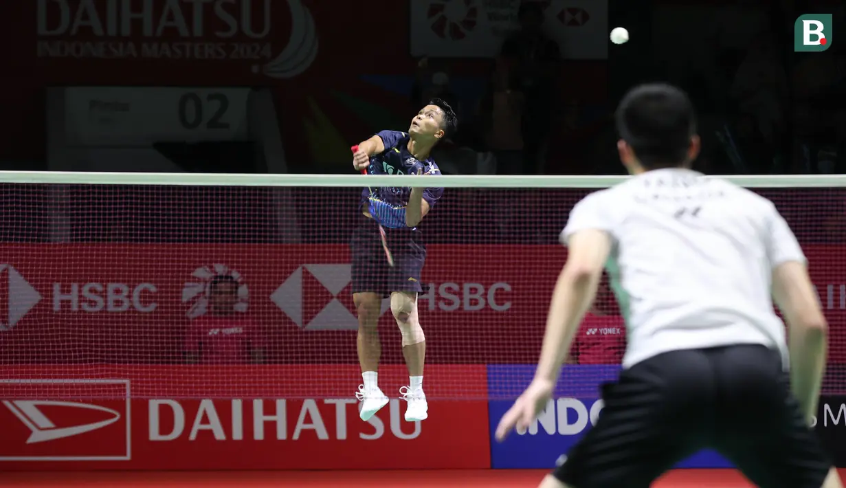 Tunggal putra Indonesia, Anthony Sinisuka Ginting, saat melawan Wakil Kanada, Bryan Yang, pada laga semifinal Indonesia Masters 2024 di Istora Senayan, Sabtu (27/1/2024). Ginting kalah dengan skor 21-13, 17-21, 19-21. (Bola.com/Pradipta Rama)