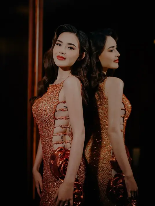 Gala premiere film terbaru, Amanda Manopo tampil menawan dengan cutout dress full payet oranye. Aksen bunga metalik di bagian samping bikin Amanda makin terlihat elegan [@amandamanopo]