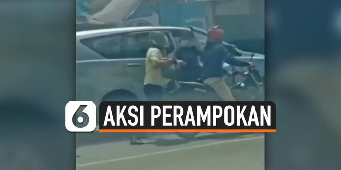 VIDEO: Terekam Kamera, Perampokan dengan Modus Pecah Kaca Mobil di Depok