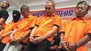 Sejumlah tersangka kasus tindak pidana narkotika jenis ekstasi dan shabu ditunjukkan petugas saat rilis di Polda Metro Jaya, Jakarta, Rabu (27/12). (Liputan6.com/Immanuel Antonius)