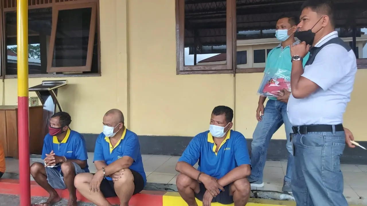 Tiga kakek asal Grobogan saat menunggu gelar kasus perjudian dadu kopyok di Polres Grobogan. (Foto: Liputan6.com/Felek Wahyu)