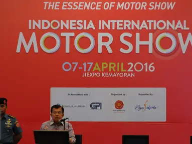 Wakil Presiden RI Jusuf Kalla (kanan) memberikan sambutan saat membuka secara resmi Indonesia Internasional Motor Show 2016 di JIEXPO Kemayoran, Jakarta, Kamis (7/4/2016). IIMS 2016 akan berlangsung hingga Minggu (17/4). (Liputan6.com/Helmi Fithriansyah)