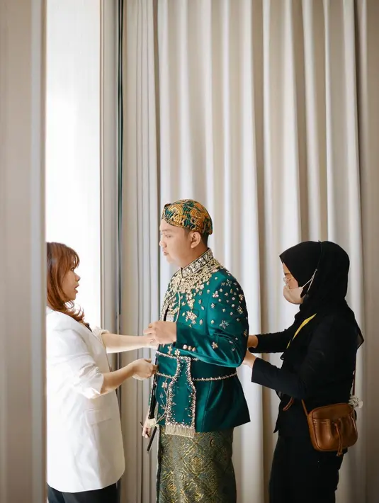 Sementara Denny memakai beskap warna hijau senada dipadukan dengan jarik dan blangkon. [Instagram/faralljibrill_official]