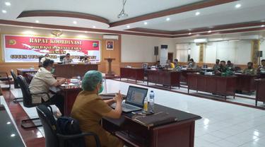 Polda Sulut menggelar Rapat Koordinasi (Rakor) bersama Satgas Covid-19 Provinsi Sulut, Senin (14/12/2020), terkait dengan terus bertambahnya kasus baru positif Covid-19 di Manado.