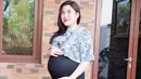 Vicky melahirkan anak pertama secara normal dengan proses yang panjang. Bayi mungil lahir dengan berat 3,549 kg dan tinggi 51 cm. Dari status di instagram, Vicky melahirkan di Rumah Sakit Pondok Indah, Bintaro Tangerang Selatan. (instagram/vickyshu)