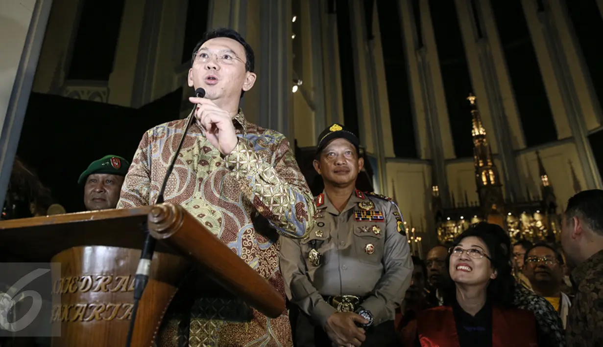 Gubernur DKI Basuki Tjahaja Purnama atau Ahok memberikan sambutan ketika mengunjungi Gereja Katedral Jakarta, Kamis (24/12). Dalam kunjungannya itu Ahok memberikan ucapan selamat merayakan Natal bagi umat kristiani. (Liputan6.com/Faizal Fanani)
