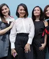 Semakin hari, di kalangan selebriti semakin banyak bermunculan geng sosialita. Selain Girls Squad dan geng Menteri Ceria, ada juga gengnya Mona Ratuliu Cs. Kabarnya juga, mereka sudah jalin persahabatan selama 25 tahun. (Deki Prayoga/Bintang.com)