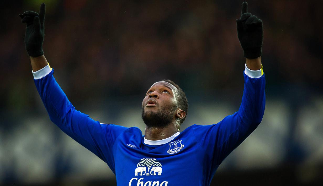Striker Everton, Romelu Lukaku, melakukan selebrasi usai mencetak gol ke gawang Manchester City di Stadion Goodison Park (15/01/2017). Lukaku kini menjadi top skor sementara liga inggris dengan mengemas 24 gol.  (EPA/Peter Powell)