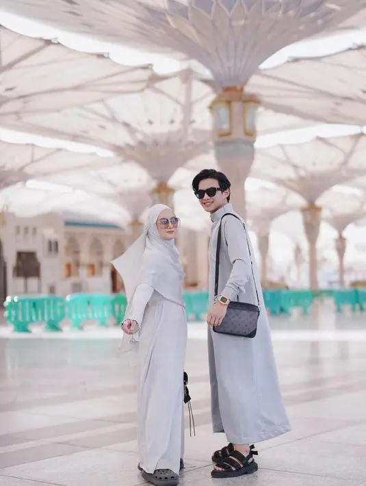 Potret lainnya memperlihatkan kekompakan Rey dan Dinda dalam balutan busana warna abu-abu.  (Instagram/dindahw).