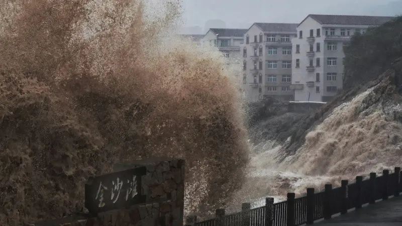 Topan Lekima menghantam pesisir timur Provinsi Zhejiang, China akhir pekan ini (10/8/2019) (AFP PHOTO)