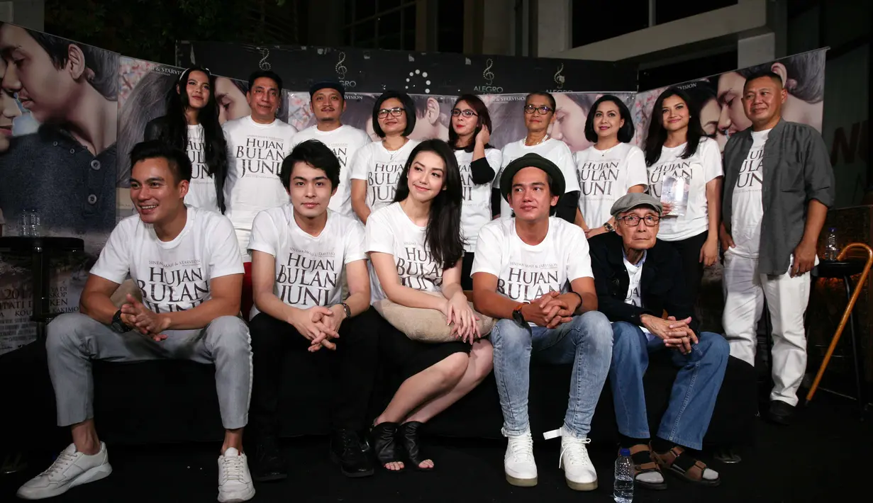 "Jadi begini, masalah kita membandingkan film dengan buku, enggak boleh. Film dengan film, buku dengan buku. Itu haram, gak boleh ya," jelas Sapardi Djoko Damono soal film Hujan Bulan Juni. (Nurwahyunan/Bintang.com)