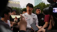 Pelatih Timnas Indonesia, Shin Tae-yong saat diwawancarai awak media di area Stadion Utama Gelora Bung Karno (SUGBK), Kamis (26/5/2022) sore WIB, usai batal menggelar latihan perdana bersama skuat Timnas Indonesia pasca SEA Games 2021 sebagai persiapan menghadapi laga uji coba menghadapi Timnas Bangladesh. (Bola.com/Bagaskara Lazuardi)