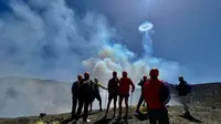 Sekelompok pejalan kaki menyaksikan bentuk cincin pusaran.(Kredit gambar Luca Cosma)