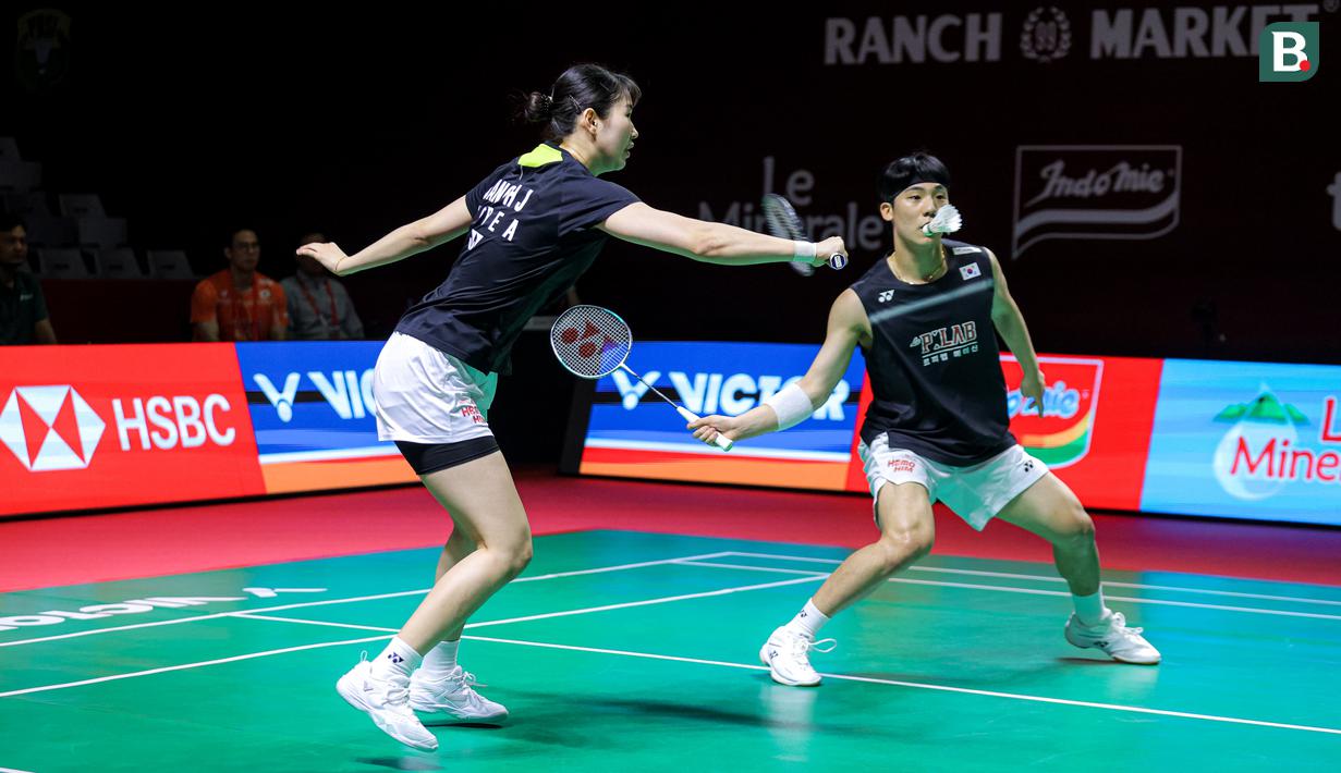 Pasangan ganda campuran Korea Selatan, Kim Jae Hyeon/Jang Ha Jeong berusaha mengembalikan kok ke arah wakil Indonesia, Jafar Hidayatullah/Felisha Pasaribu dalam babak 32 besar Indonesia Open 2026 di Istora Senayan, Jakarta, Rabu (03/06/2026). (Bola.com/Bagaskara Lazuardi)