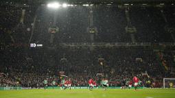 Hujan salju mengguyur laga leg pertama Liga Europa 2022/2023 antara Manchester United melawan Real Betis yang berlangsung di Old Trafford, Manchester, Jumat (10/03/2023) dini hari WIB. MU menang dengan skor 4-1. (AP Photo/Dave Thompson)