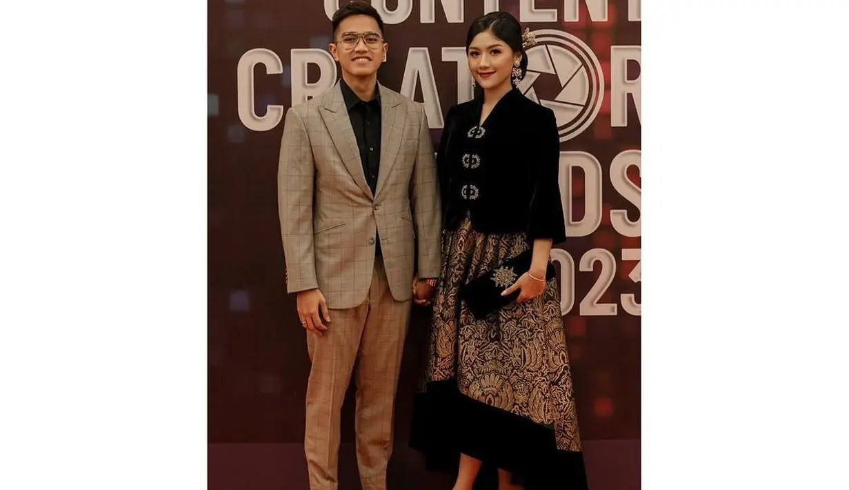 Salah satunya setelan jas kasual saat Erina mengenakan kebaya modern hitam [@erinagudono]