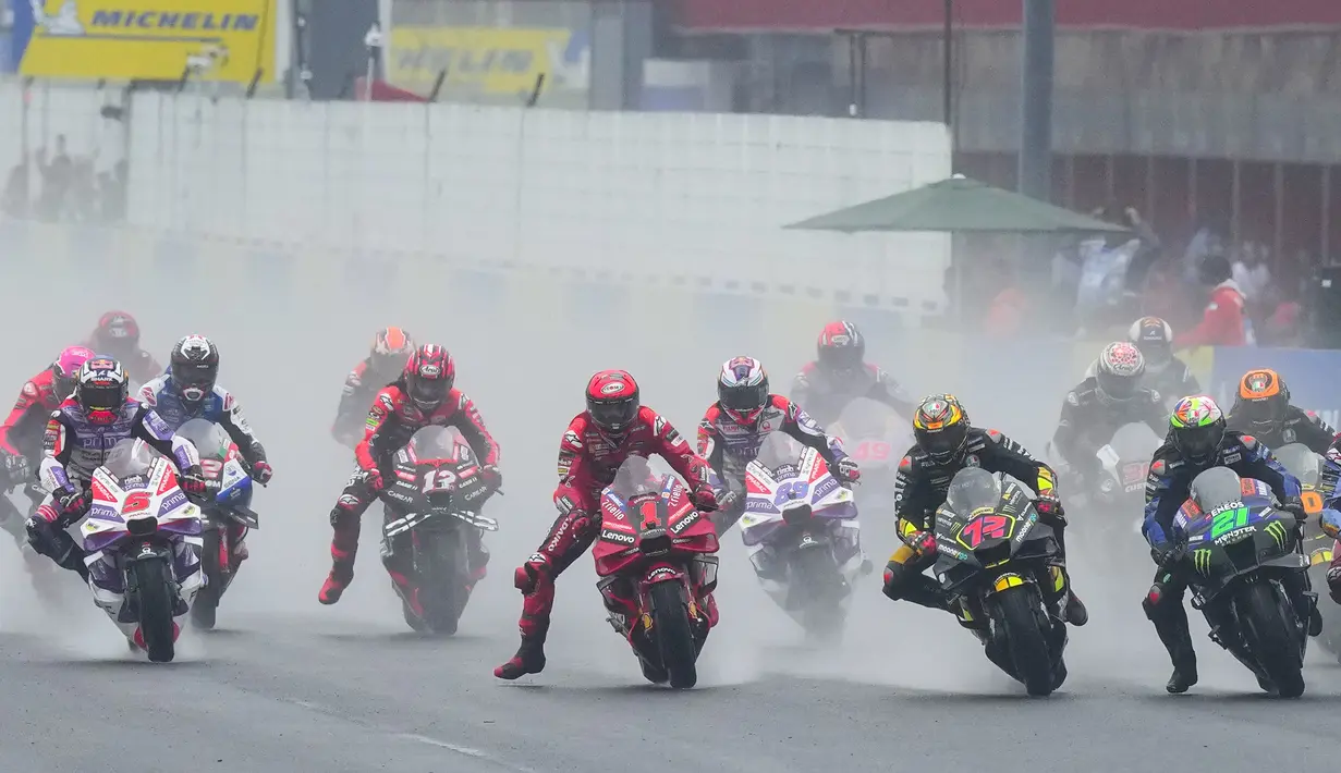 Dalam balapan yang diguyur hujan lebat ini, Francesco Bagnaia (tengah), memulai balapan dari posisi ketiga mengekor pembalap Mooney VR46 Racing Team, Marco Bezzecchi, di posisi kedua dan pembalap Gresini Racing, Alex Marquez di posisi pertama. (AP Photo/Natacha Pisarenko)