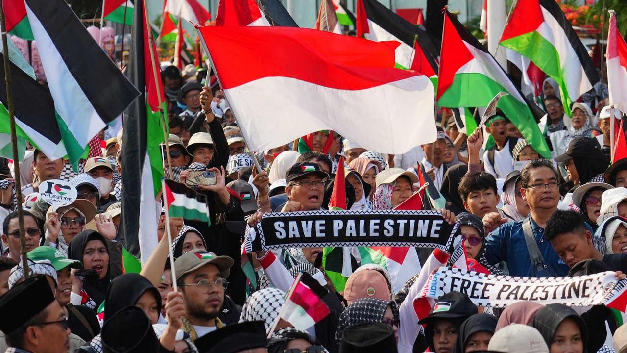FOTO: Indonesia Melawan Genosida, Ribuan Pengunjuk Rasa Serukan Keadilan untuk Palestina