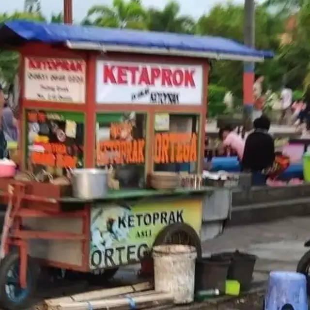 6 Potret Nyeleneh Orang Jualan Ketoprak, Bikin Salah Fokus ketika Puasa