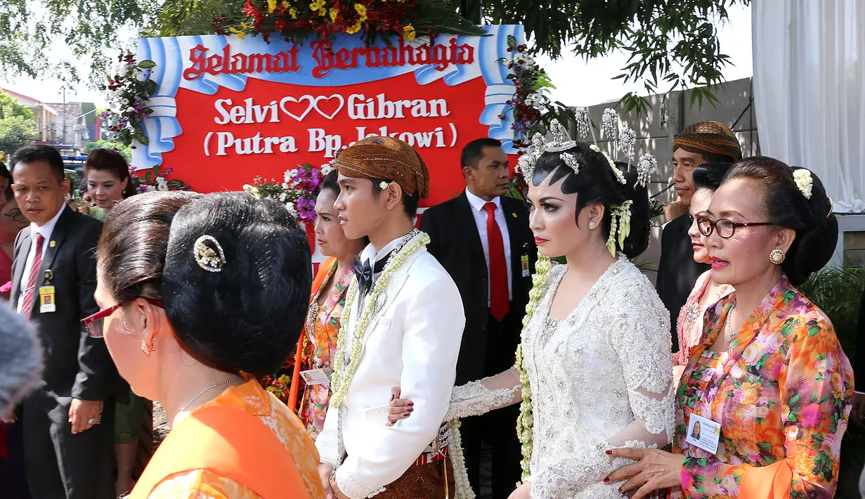 Tamu undangan dan masyarakat sekitar ikut berbahagia dengan pernikahan Gibran danSelvi. (Galih W. Satria/Bintang.com)