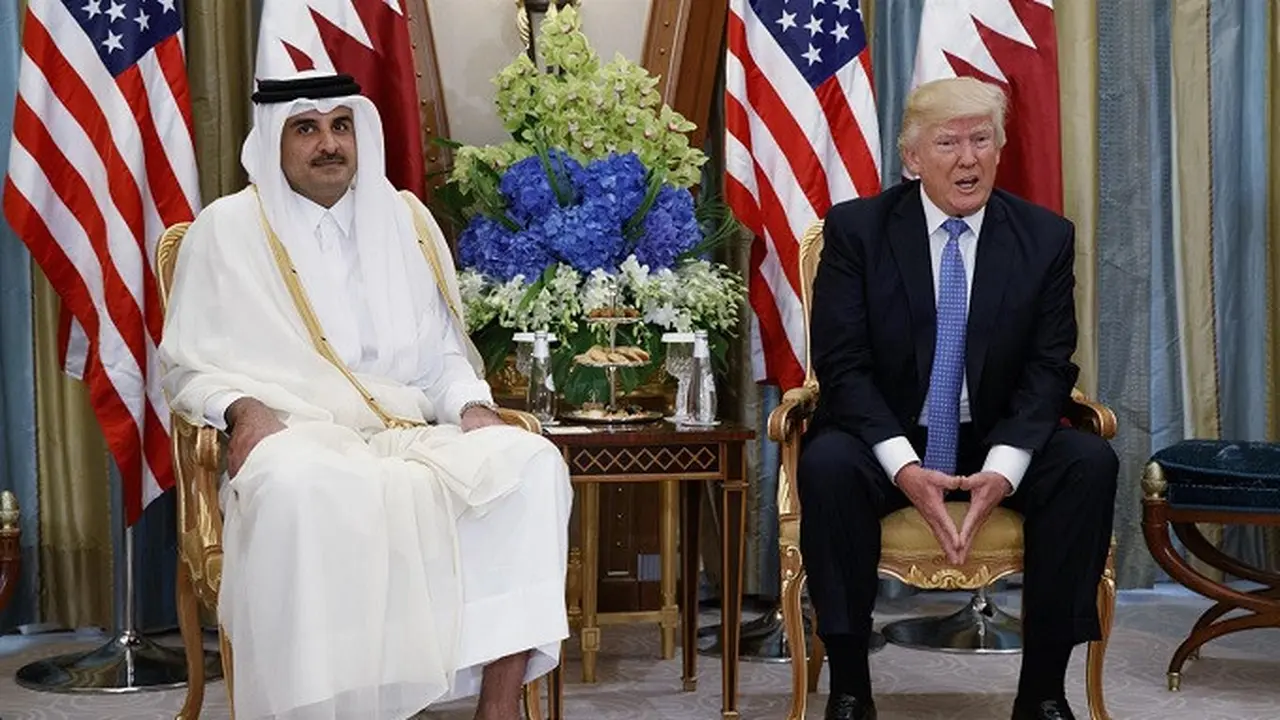 Presiden Donald Trump bersama dengan Emir Qatar Sheikh Tamim Bin Hamad Al-Thani
