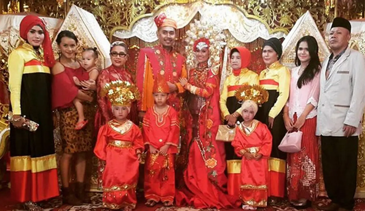 Gugatan cerai yang diajukan diam-diam itu baru tercium media pada hari ini, Kamis (6/4/2017). Bertepatan dengan sidang perdananya. Menurut salah satu petugas pengadilan, Chika sebagai penggugat terlihat hadir. (Instagram/cqawaode)