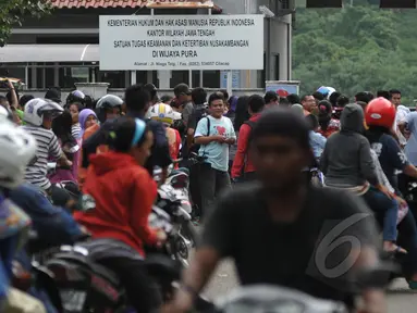 Ratusan warga berbondong-bondong memadati Dermaga Wijayapura, Cilacap, Jawa Tengah, Kamis (5/3/2015). Mayoritas mereka merasa penasaran dan ingin menyaksikan suasana di dermaga penyeberangan itu. (Liputan6.com/Johan Tallo)