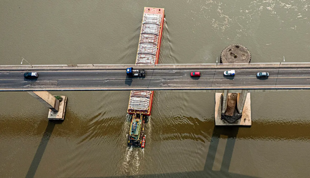 Bisnis kargo pun terancam kerugian akibat terhambatnya navigasi kapal. Diketahui, 85 persen ekspor-impor Paraguay mengandalkan transportasi air. (AP Photo/Jorge Saenz)