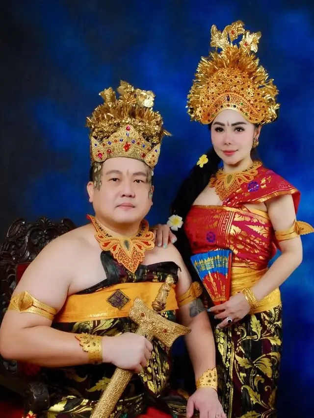 7 Pemotretan Femmy Permatasari dan Suami dengan Baju Adat Bali Ini Menawan