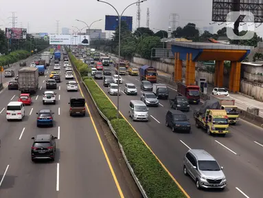 Mobil melintasi jalan Tol Tangerang-Jakarta di Tangerang, Banten, Rabu (30/3/2022). Mulai April 2022, Korlantas Polri akan menerapkan tilang elektronik bagi pengendara yang memacu kecepatan hingga 120 km per jam di jalan tol. (Liputan6.com/Angga Yuniar)