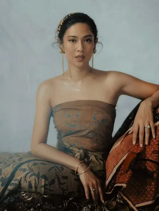 Dian Sastrowardoyo tampilkan aura perempuan Jawa di masa lampau dengan kain Batik. Ia gunakan dua kain Batik sebagai kemben dan jarik bawahan bernuansa vintage [@therealdisastr]