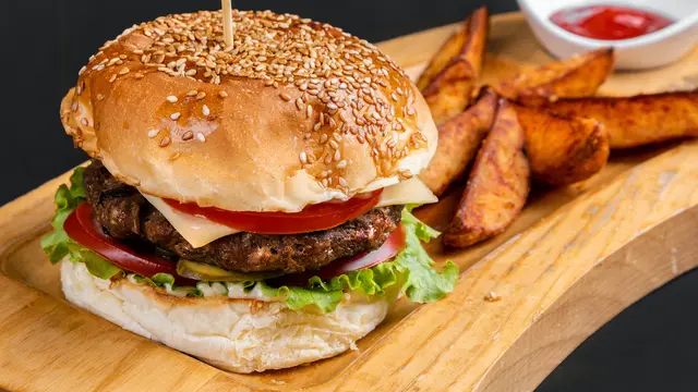 Hindari 4 Makanan Ini untuk Cegah Masalah Jerawat Meradang