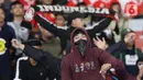 Suporter timnas Indonesia membentang syal dan bernyanyi usai menyaksikan laga timnas Indonesia melawan Thailand pada lanjutan kualifikasi Grup A Piala AFF 2022 di Stadion Utama Gelora Bung Karno, Jakarta, Kamis (29/12/2022). Laga berakhir imbang 1-1. (Liputan6.com/Helmi Fithriansyah)