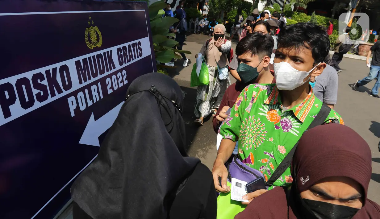 <p>Warga antre menunggu giliran mendaftar mudik gratis Lebaran 2022 di Gedung Balai Pertemuan Metro Jaya (BPMJ), Jakarta Selatan, Sabtu (23/4/2022). Polda Metro Jaya membuka program mudik gratis Lebaran 2022 untuk masyarakat. Pendaftaran mudik gratis ini dibuka hingga 24 April 2022 mendatang pukul 12.00. (Liputan6.com/Herman Zakharia)</p>