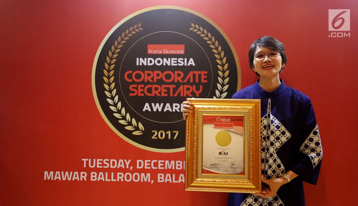Perwakilan PT Surya Citra Media Tbk (SCMA), Irnawati W. Kahardja berpose dengan penghargaan Top 5 Good Corporate Governance Issues in Media Sector dari Warta Ekonomi Corporate Secretary Award 2017 di Jakarta, Selasa (5/12). (Liputan6.com/Johan Tallo)