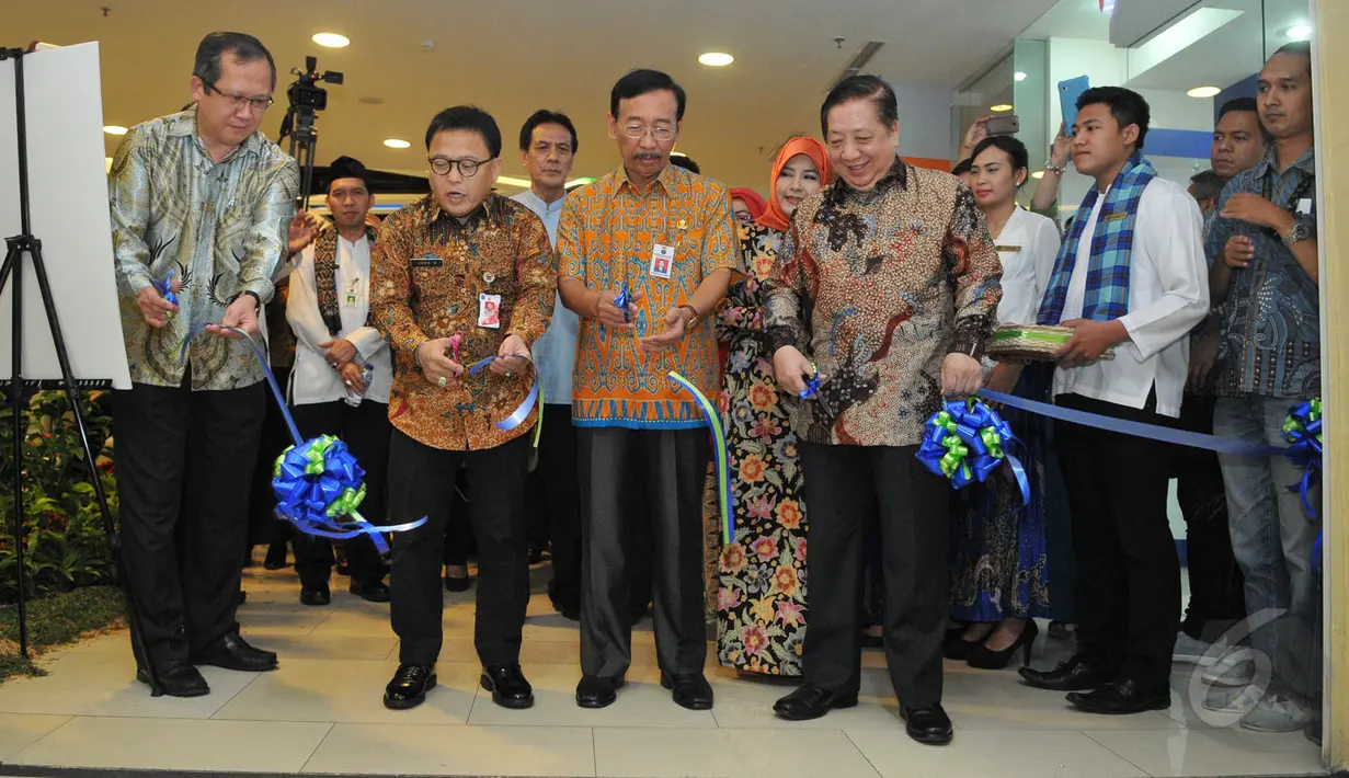 Walikota Jakarta Selatan Syamsudin Noor (kedua kanan) dan Direktur Pakuwon Group, Stefanus Ridwan (kanan) memotong pita saat peresmian Beranda Nusantara di Mall Kota Kasablanka, Jakarta (22/5/2015). (Liputan6.com/Herman Zakharia)