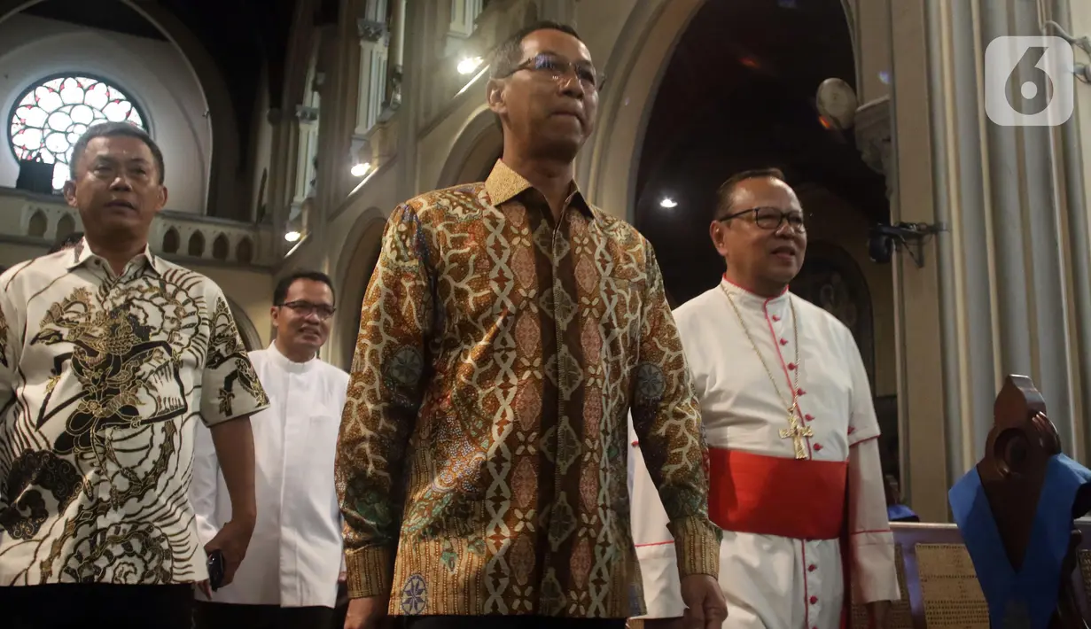 Penjabat (Pj) Gubernur DKI Jakarta, Heru Budi Hartono sesaat sebelum menyampaikan sambutan saat melakukan kunjungan di Gereja Katedral, Jakarta, Sabtu (24/12/2022). Heru Budi bersama Forkopimda melakukan peninjauan ke gereja-gereja untuk memberi pesan damai dan toleransi di DKI Jakarta. (Liputan6.com/Helmi Fithriansyah)