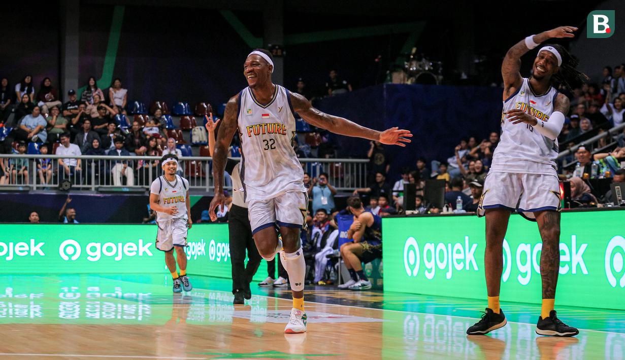 Pemain Tim Future, Lester Prosper (tengah) melakukan selebrasi setelah mencetak poin melakukan lay up saat laga IBL All Star 2024 melawan Tim Legacy di Britama Arena, Kelapa Gading, Jakarta, Sabtu (27/04/2024). (Bola.com/Bagaskara Lazuardi)