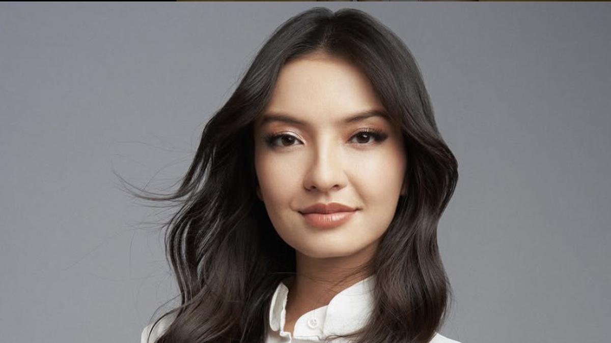 6 Pesona Gaya Lady Boss Raline Shah, Tampil dengan Look Profesional