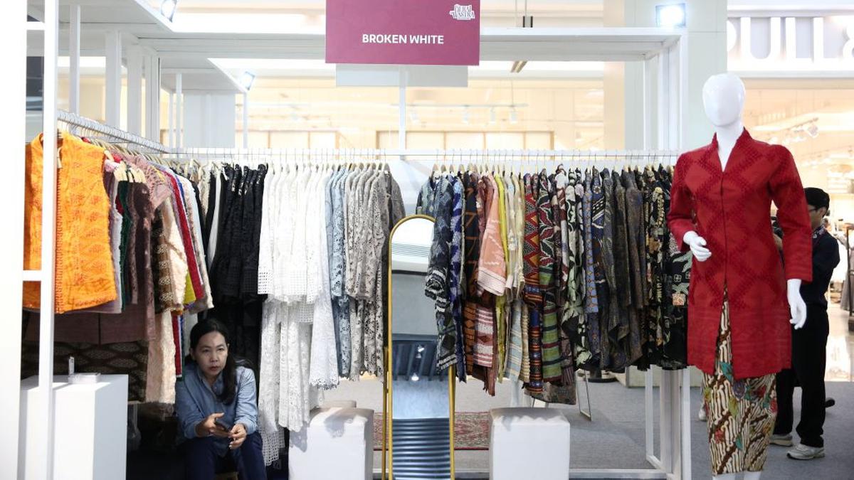 Broken White Menampilkan Wastra Elegan dengan Nuansa Modern di Parade Wastra Nusantara